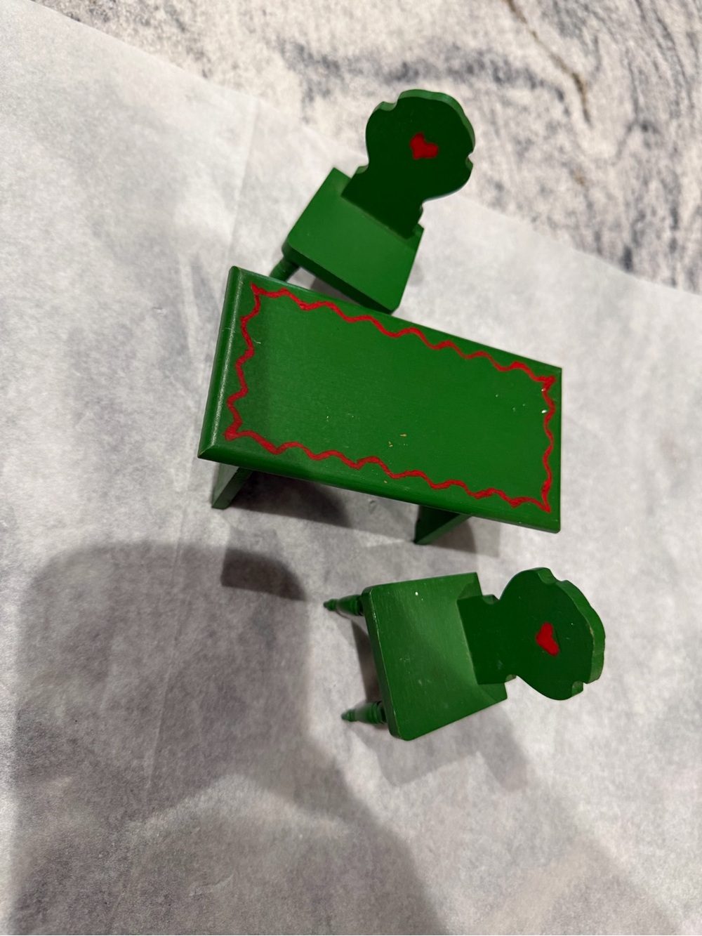 Dollhouse Green with Red Accent Hearts Wooden Chairs & Table 3-Piece Set 1:12